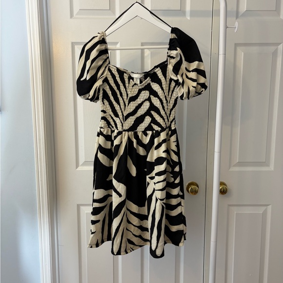 New H&M Black & Creme Zebra Print Mini Dress With Puff Short Sleeves Size Medium - Picture 11 of 13